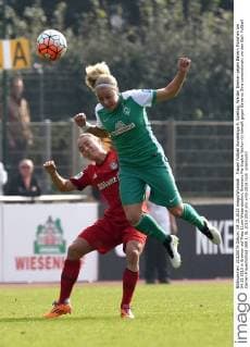 Frauen Fußball Bundesliga 4. Spieltag, Werder Bremen gegen Bayern München am 04.15.2015 in Bremen auf Platz 11am Weserstadion. Bremens Pia-Sophie Wolter (r) kämpft gegen Bayerns Gina Lewandowski um den Ball.