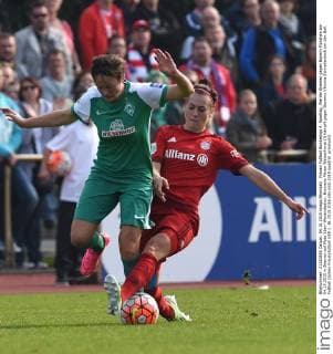 Frauen Fußball Bundesliga 4. Spieltag, Werder Bremen gegen Bayern München am 04.15.2015 in Bremen auf Platz 11am Weserstadion. Bremens Maren Walzenhorst (l) kämpft gegen Bayerns Viktoria Schnaderbeck um den Ball.