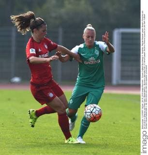 Frauen Fußball Bundesliga 4. Spieltag, Werder Bremen gegen Bayern München am 04.15.2015 in Bremen auf Platz 11am Weserstadion. Bremens Gabriella Toth (r) kämpft gegen Bayerns Melanie Leupolz um den Ball.