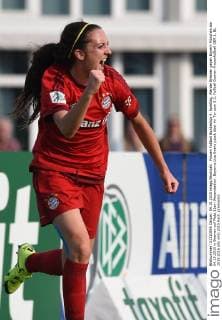 Frauen Fußball Bundesliga 4. Spieltag, Werder Bremen gegen Bayern München am 04.15.2015 in Bremen auf Platz 11am Weserstadion. Bayerns Lisa Evans jubelt über ihr Tor zum 0:1.