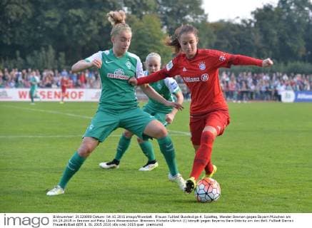 Frauen Fußball Bundesliga 4. Spieltag, Werder Bremen gegen Bayern München am 04.15.2015 in Bremen auf Platz 11am Weserstadion. Bremens Michelle Ulbrich (l) kämpft gegen Bayerns Sara Däbritz um den Ball.