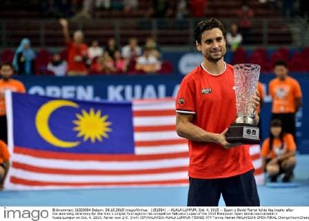 (151004) -- KUALA LUMPUR, Oct. 4, 2015 -- Spain s David Ferrer holds the trophy after the awarding ceremony for the men s singles final against his compatriot Feliciano Lopez of the 2015 Malaysian Open tennis tournament in Kuala Lumpur on Oct. 4, 2015. Ferrer won 2-0. )(wll) (SP)MALAYSIA-KUALA LUMPUR-TENNIS ATP Tennis Herren MALAYSIAN OPEN-FINAL ChongxVoonxChung 