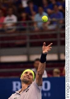 (151004) -- KUALA LUMPUR, Oct. 4, 2015 -- Spain s David Ferrer serves against his compatriot Feliciano Lopez during the men s singles final of the 2015 Malaysian Open tennis tournament in Kuala Lumpur on Oct. 4, 2015. Ferrer won 2-0. )(wll) (SP)MALAYSIA-KUALA LUMPUR-TENNIS ATP Tennis Herren MALAYSIAN OPEN-FINAL ChongxVoonxChung 