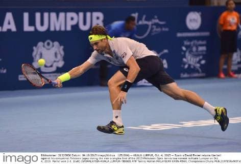 (151004) -- KUALA LUMPUR, Oct. 4, 2015 -- Spain s David Ferrer returns the ball against his compatriot Feliciano Lopez during the men s singles final of the 2015 Malaysian Open tennis tournament in Kuala Lumpur on Oct. 4, 2015. Ferrer won 2-0. )(wll) (SP)MALAYSIA-KUALA LUMPUR-TENNIS ATP Tennis Herren MALAYSIAN OPEN-FINAL ChongxVoonxChung 