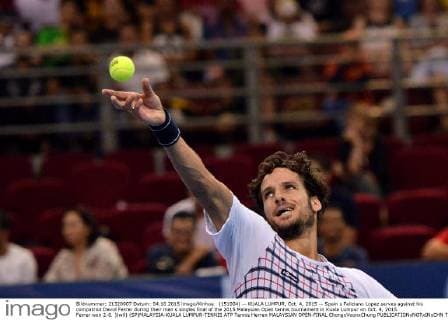 (151004) -- KUALA LUMPUR, Oct. 4, 2015 -- Spain s Feliciano Lopez serves against his compatriot David Ferrer during their men s singles final of the 2015 Malaysian Open tennis tournament in Kuala Lumpur on Oct. 4, 2015. Ferrer won 2-0. )(wll) (SP)MALAYSIA-KUALA LUMPUR-TENNIS ATP Tennis Herren MALAYSIAN OPEN-FINAL ChongxVoonxChung 