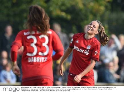 Frauen Fußball Bundesliga 4. Spieltag, Werder Bremen gegen Bayern München am 04.15.2015 in Bremen auf Platz 11am Weserstadion. Bayerns Melanie Leupholz (r) freut sich mit Sara Däbritz über ihr Tor zum 0:2.