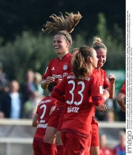 Frauen Fußball Bundesliga 4. Spieltag, Werder Bremen gegen Bayern München am 04.15.2015 in Bremen auf Platz 11am Weserstadion. Bayerns Melanie Leupholz freut sich mit Sara Däbritz (r) und Vivianne Miedema (l) über ihr Tor zum 0:2.