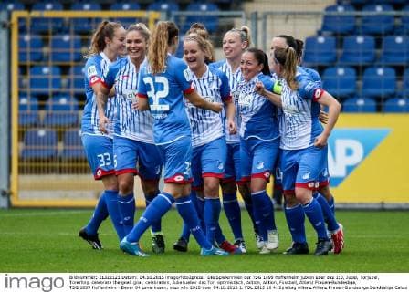 Die Spielerinnen der TSG 1899 Hoffenheim jubeln über das 1:0, Jubel, Torjubel, Torerfolg, celebrate the goal, goal, celebration, Jubel ueber das Tor, optimistisch, Action, Aktion, Fussball, Allianz Frauen-Bundesliga, TSG 1899 Hoffenheim - Bayer 04 Leverkusen, xozx