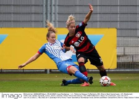 v.li.: Fabienne Dongus (Hoffenheim, 33), Sharon Beck (Leverkusen, 14), Zweikampf, Duell, duel, tackle, Dynamik, Action, Aktion, Fussball, Allianz Frauen-Bundesliga, TSG 1899 Hoffenheim - Bayer 04 Leverkusen, xozx