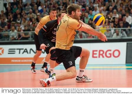 04.10.2015, CU Arena, Hamburg Volleyball, Länderspiel Laenderspiel, Deutschland vs. Russland Annahme Sebastian Schwarz ( 3 GER)