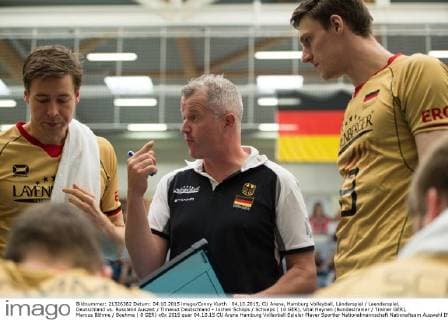 04.10.2015, CU Arena, Hamburg Volleyball, Länderspiel Laenderspiel, Deutschland vs. Russland Auszeit Timeout Deutschland - Jochen Schöps Schoeps ( 10 GER), Vital Heynen (Bundestrainer Trainer GER), Marcus Böhme Boehme ( 8 GER)