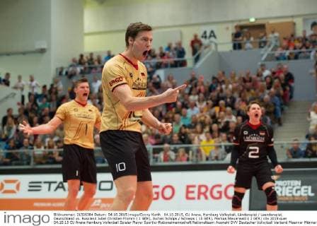 04.10.2015, CU Arena, Hamburg Volleyball, Länderspiel Laenderspiel, Deutschland vs. Russland Jubel Christian Fromm ( 1 GER), Jochen Schöps Schoeps ( 10 GER), Markus Steuerwald ( 2 GER)
