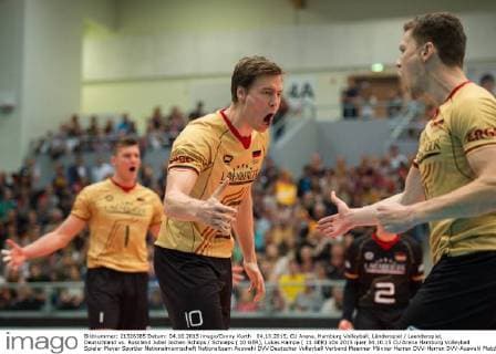 04.10.2015, CU Arena, Hamburg Volleyball, Länderspiel Laenderspiel, Deutschland vs. Russland Jubel Jochen Schöps Schoeps ( 10 GER), Lukas Kampa ( 11 GER)