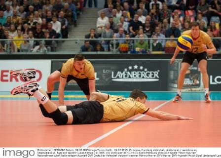04.10.2015, CU Arena, Hamburg Volleyball, Länderspiel Laenderspiel, Deutschland vs. Russland Abwehr Lukas Kampa ( 11 GER)