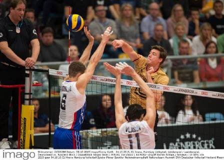 04.10.2015, CU Arena, Hamburg Volleyball, Länderspiel Laenderspiel, Deutschland vs. Russland Block Doppelblock Sergey Savin ( 8 RUS), Ilia Vlasov ( 11 RUS) - Angriff Jochen Schöps Schoeps ( 10 GER)