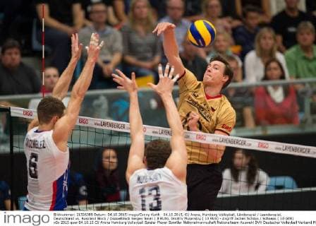 04.10.2015, CU Arena, Hamburg Volleyball, Länderspiel Laenderspiel, Deutschland vs. Russland Block Doppelblock Sergey Savin ( 8 RUS), Dmitriy Muserskiy ( 13 RUS) - Angriff Jochen Schöps Schoeps ( 10 GER)