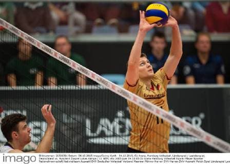 04.10.2015, CU Arena, Hamburg Volleyball, Länderspiel Laenderspiel, Deutschland vs. Russland Zuspiel Lukas Kampa ( 11 GER)