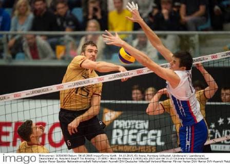 04.10.2015, CU Arena, Hamburg Volleyball, Länderspiel Laenderspiel, Deutschland vs. Russland Angriff Tim Broshog ( 15 GER) - Block Ilia Vlasov ( 11 RUS)