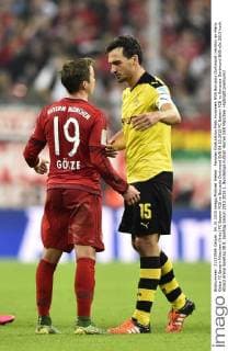 Fairplay Gratulation Mats Hummels BVB Borussia Dortmund (rechts) an Mario Götze FC Bayern München (links) FC Bayern FCB vs Borussia Dortmund BVB 04.10.2015 FC Bayern FCB vs Borussia Dortmund BVB