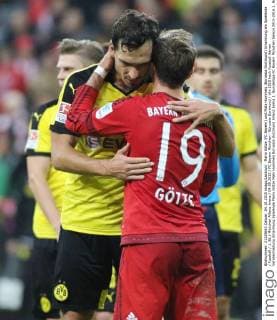 Mario Götze (FC Bayern) und Mats Hummels (Borussia Dortmund) Umarmung am Spielende Fussball 1. BL München Allianz Arena 04.09.2015 FC Bayern München - Borussia Dortmund