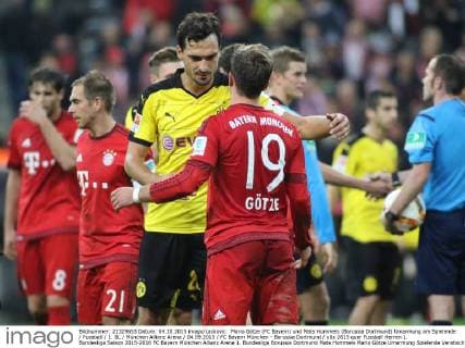 Mario Götze (FC Bayern) und Mats Hummels (Borussia Dortmund) Umarmung am Spielende Fussball 1. BL München Allianz Arena 04.09.2015 FC Bayern München - Borussia Dortmund