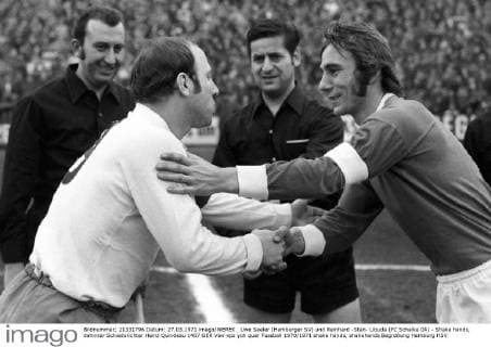 Uwe Seeler (Hamburger SV) und Reinhard -Stan- Libuda (FC Schalke 04) - Shake hands, dahinter Schiedsrichter Heinz Quindeau