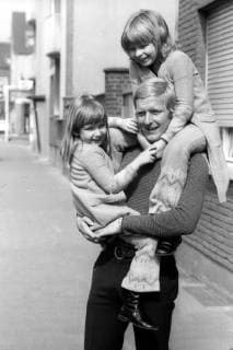 Karl Heinz Schnellinger (BR Deutschland AC Mailand) mit den Töchtern Daniela und Birgitt in seiner Heimatstadt Düren