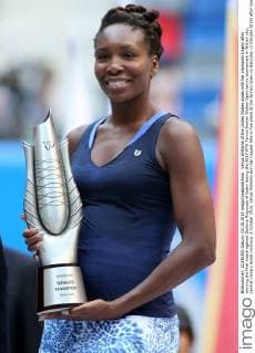 Venus Williams of the United States poses with her champion trophy after winning the final match against Garbine Muguruza of Spain during the 2015 WTA Tennis Damen Wuhan Open tennis tournament in Wuhan city, central China s Hubei province, 3 October 2015. Venus Williams won her biggest title in five years at the Wuhan Open on Saturday (3 October 2015) after Garbine Muguruza quitted, making her the fifth player to pull out mid-match in the late-season tournament. Williams took the first set and was three games up in the second when the Spaniard stopped play at 53 minutes, handing the American veteran the 47th title win of her career, and her first victory at a WTA Premier Five event since she beat Victoria Azarenka in 2010 in Dubai. Wimbledon finalist Muguruza, ranked world number eight, 16 places ahead of American veteran Williams, had a tough semi-final against Germany s Angelique Kerber, winning in straight sets but falling during the closing tie break and injuring her ankle. But the 21-year-old said it was exhaustion not injury that made her pull out. Venus wins 47th career title as Muguruza quits Wuhan Open final  20151003_32174