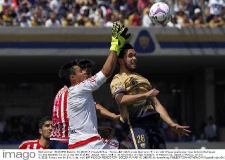 Pumas del UNAM s Luis Quintana (R) vies with Chivas goalkeeper Jose Antonio Rodriguez (C) and Oswaldo Alanis during the 2015 MX League match held in the University Olympic Stadium, in Mexico City, capital of Mexico, on Oct. 4, 2015. Pumas won by 1-0. ) (da) (ah) (SP)MEXICO-MEXICO CITY-SOCCER-PUMAS VS CHIVAS AdrianaxPerez 
