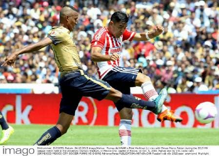 Pumas del UNAM s Fidel Martinez (L) vies with Chivas Marco Fabian during the 2015 MX League match held in the University Olympic Stadium, in Mexico City, capital of Mexico, on Oct. 4, 2015. Pumas won by 1-0. ) (da) (ah) (SP)MEXICO-MEXICO CITY-SOCCER-PUMAS VS CHIVAS AdrianaxPerez 