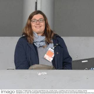 Fussball, Herren, 2. Bundesliga, Saison 2015 2016, (10. Spieltag), Eintracht Braunschweig - 1. FC Union Berlin, Radio-Reporterin Anne van Eickels auf der Presse-Tribüne, Freundin von Trainer Sascha Lewandowski (1. FC Union Berlin), 04.10. 2015,