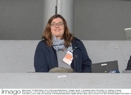 Fussball, Herren, 2. Bundesliga, Saison 2015 2016, (10. Spieltag), Eintracht Braunschweig - 1. FC Union Berlin, Radio-Reporterin Anne van Eickels auf der Presse-Tribüne, Freundin von Trainer Sascha Lewandowski (1. FC Union Berlin), 04.10. 2015,