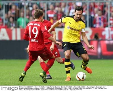 Sonntag 04.10.2015, Saison 2015 2016, 1. Bundesliga, 8. Spieltag in der Allianz Arena München, FC Bayern München - BVB Borussia Dortmund 5:1, Mario Götze (FCB) gegen Mats Hummels (BVB), v.l.