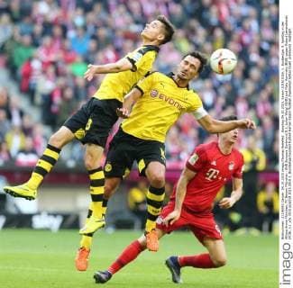 Sonntag 04.10.2015, Saison 2015 2016, 1. Bundesliga, 8. Spieltag in der Allianz Arena München, FC Bayern München - BVB Borussia Dortmund 5:1, Julian Weigl (BVB) und Mats Hummels (BVB) gegen Robert Lewandowski (FCB), v.l.