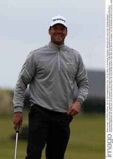 04.10.2015. St Andrews, Scotland. Alfred Dunhill Links Golf. Michael Ballack acknowledges the crowd s applause on the green of the Road Hole xDavidxBlunsdenx  ActionPlus11669195