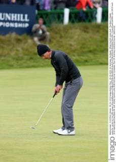 04.10.2015. St Andrews, Scotland. Alfred Dunhill Links Golf. Thorbjorn Olesen putts for birdie on the 18th green xDavidxBlunsdenx  ActionPlus11669201