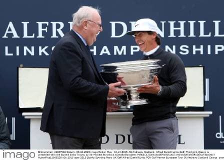04.10.2015. St Andrews, Scotland. Alfred Dunhill Links Golf. Thorbjorn Olesen is presented with the Dunhill Links Trophy by Sir Michael Bonallack xDavidxBlunsdenx  ActionPlus11669205