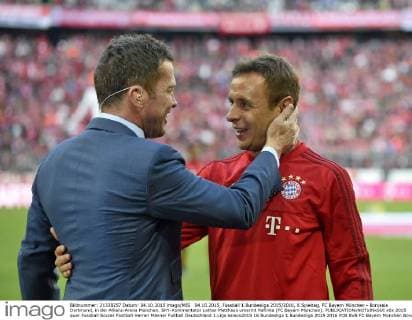04.10.2015, Fussball 1.Bundesliga 2015 2016, 8.Spieltag, FC Bayern München - Borussia Dortmund, in der Allianz-Arena München. SKY-Kommentator Lothar Matthäus umarmt Rafinha (FC Bayern München). 