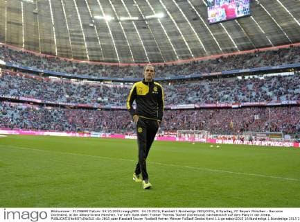 04.10.2015, Fussball 1.Bundesliga 2015 2016, 8.Spieltag, FC Bayern München - Borussia Dortmund, in der Allianz-Arena München. Vor dem Spiel steht Trainer Thomas Tuchel (Dortmund) nachdenklich auf dem Platz in der Arena. 