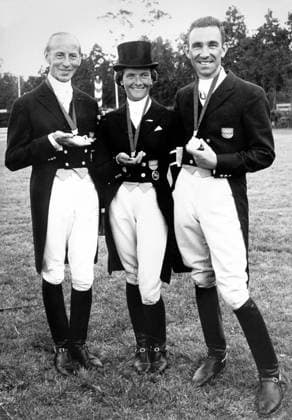Olympische Sommerspiele in Mexiko-Stadt, Dressurreiten: Die Mannschaft der BR Deutschland, v.li.: Josef Neckermann, Liselott Linsenhoff und Reiner Klimke mit ihren Goldmedaillen