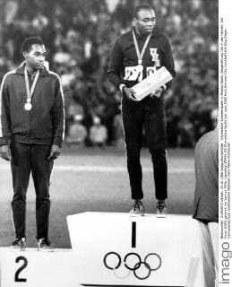 Olympische Sommerspiele in Mexiko-Stadt, Siegerehrung 100 m der Herren: Jim Hines (USA) gewinnt vor Lennox Miller (Jamaika)