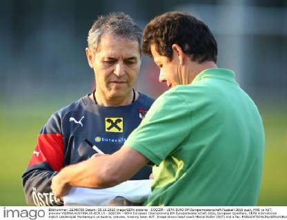 SOCCER - UEFA EURO EM Europameisterschaft Fussball 2016 quali, MNE vs AUT, preview VIENNA,AUSTRIA,05.OCT.15 - SOCCER - UEFA European Championship EM Europameisterschaft 2016, European Qualifiers, OEFB international match Länderspiel Montenegro vs Austria, preview, training team AUT. Image shows head coach Marcel Koller (AUT) and a fan. GEPAxpictures xChristianxOrt