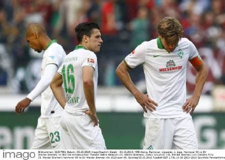 03.10.2015, HDI-Arena, Hannover, Ligaspiel, 1. Liga, Hannover 96 vs SV Werder Bremen, im Bild Die enttaeuschten Theodor Gebre Selassie (23, Werder Bremen), Zlatko Junuzovic (16, Werder Bremen) und Clemens Fritz (8, Werder Bremen) Hannover 96 vs SV Werder Bremen
