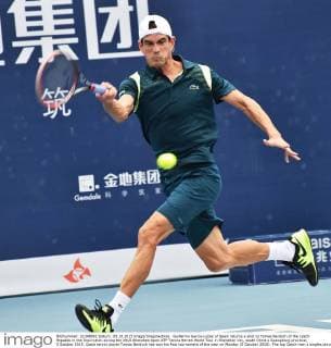 Guillermo Garcia-Lopez of Spain returns a shot to Tomas Berdych of the Czech Republic in the final match during the 2015 Shenzhen Open ATP Tennis Herren World Tour in Shenzhen city, south China s Guangdong province, 5 October 2015. Czech tennis player Tomas Berdych has won his first tournament of the year on Monday (5 October 2015). The top Czech men s singles player beat Spaniard Guillermo Garcia-Lopez in straight sets: 6:3, 7:6 at the Shenzen Open. He came back in the second set after trailing 0:3. The win puts 30-year-old Berdych on clear course to take part in the prestigious year end Masters tournament at the end of the year in London. Berdych beats Garcia-Lopez to win Shenzhen Open  pbu340902_16