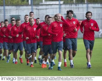 (151006) -- ZAGREB, Oct. 5, 2015 -- Players of Croatia attend a training session at the Maksimir stadium in Zagreb Oct. 5, 2015. Croatia will play with Bulgaria and Malta respectively in Euro 2016 qualification matches this month. ) (SP)CROATIA-ZAGREB-EURO 2016 QUALIFIERS-TRAINING MisoxLisanin 