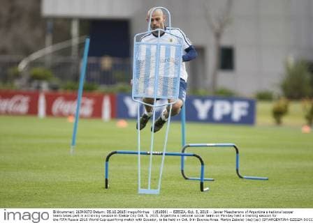 (151006) -- EZEIZA, Oct. 5, 2015 -- Javier Mascherano of Argentina s national soccer team takes part in a training session in Ezeiza City Oct. 5, 2015. Argentina s national soccer team on Monday held a training session for the FIFA Russia 2018 World Cup qualifying match with Ecuador, to be held on Oct. 8 in Buenos Aires. Martin Zabala) (da) (sp) (SP)ARGENTINA-EZEIZA-SOCCER-TRAINING e MARTINxZABALA 