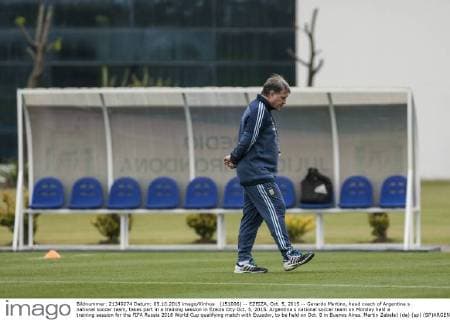 (151006) -- EZEIZA, Oct. 5, 2015 -- Gerardo Martino, head coach of Argentina s national soccer team, takes part in a training session in Ezeiza City Oct. 5, 2015. Argentina s national soccer team on Monday held a training session for the FIFA Russia 2018 World Cup qualifying match with Ecuador, to be held on Oct. 8 in Buenos Aires. Martin Zabala) (da) (sp) (SP)ARGENTINA-EZEIZA-SOCCER-TRAINING e MARTINxZABALA 