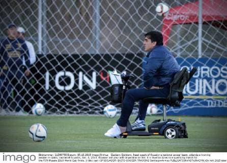 Gustavo Quintero, head coach of Ecuador s national soccer team, attends a training session in Quito, capital of Ecuador, Oct. 5, 2015. Ecuador will play with Argentina on Oct. 8 in Buenos Aires in a qualifying match for the FIFA Russia 2018 World Cup finals. ) (da) (sp) (SP)ECUADOR-QUITO-SOCCER-TRAINING SantiagoxArmas 