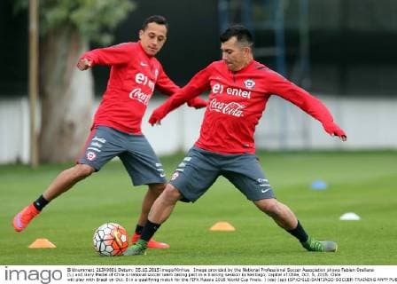 Image provided by the National Professional Soccer Association shows Fabian Orellana (L) and Gary Medel of Chile s national soccer team taking part in a training session in Santiago, capital of Chile, Oct. 5, 2015. Chile will play with Brazil on Oct. 8 in a qualifying match for the FIFA Russia 2018 World Cup finals. ) (da) (sp) (SP)CHILE-SANTIAGO-SOCCER-TRAINING ANFP 