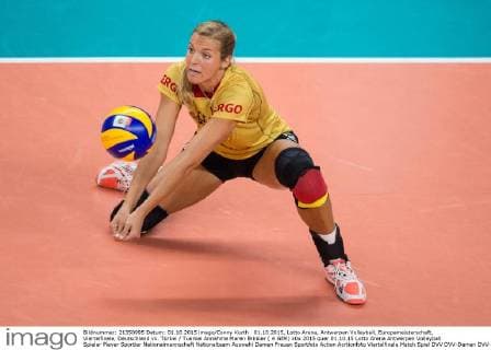 01.10.2015, Lotto Arena, Antwerpen Volleyball, Europameisterschaft, Viertelfinale, Deutschland vs. Türkei Tuerkei Annahme Maren Brinker ( 4 GER)